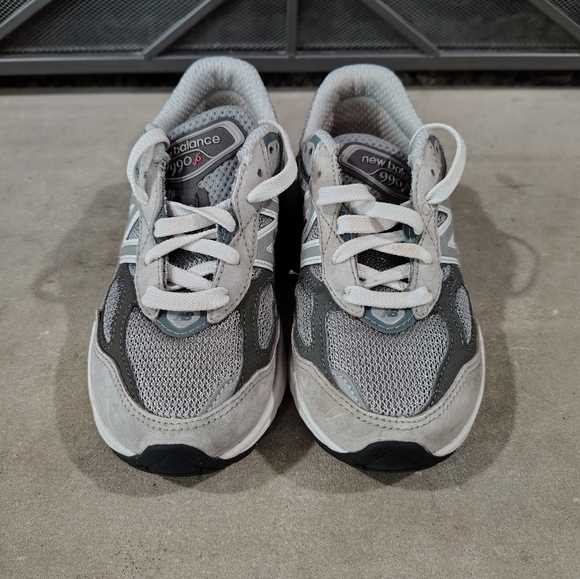 LIKE NEW Child Size 13 New Balance 990 v6 - Picture 2 of 8